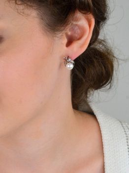 Eleganckie kolczyki srebrne 925 – perła z otoczeniem z cyrkonii (1,5 × 1,0 cm), zapięcie na sztyft. Waga 4,15 g. Klasyka i blask w jednym (3).JPG